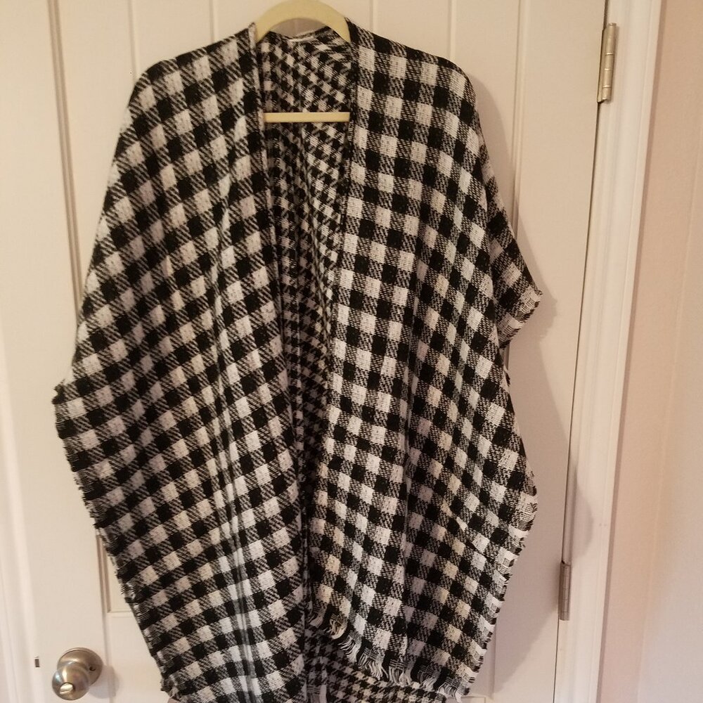 NWT Styline Fringe Poncho / Shawl White Black Multi Size Buffalo Plaid